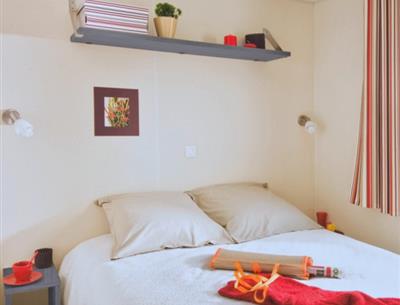 room with double bed duo cottage, camping la roseraie 