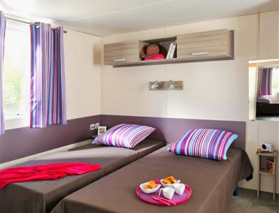 bedroom single beds Cottage Life 4/5 people - 32m² Camping La Roseraie