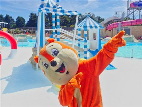 Campsite 4* La Roseraie in La Baule - www.laroseraie.com - The mascot at the water park - Camping La Roseraie